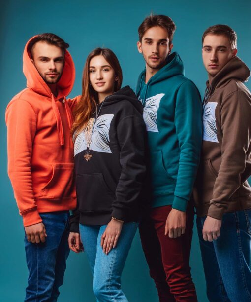 Firefly Gruppe junger Erwachsener die Hoodies mit Foto Aufdruck auf der Front tragen 89101